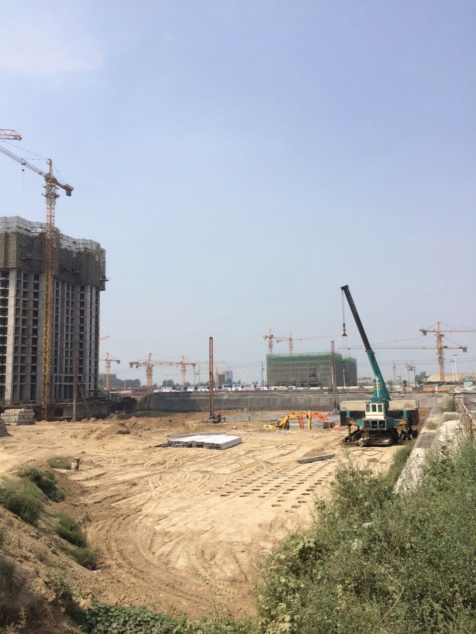 施工中的静压桩机